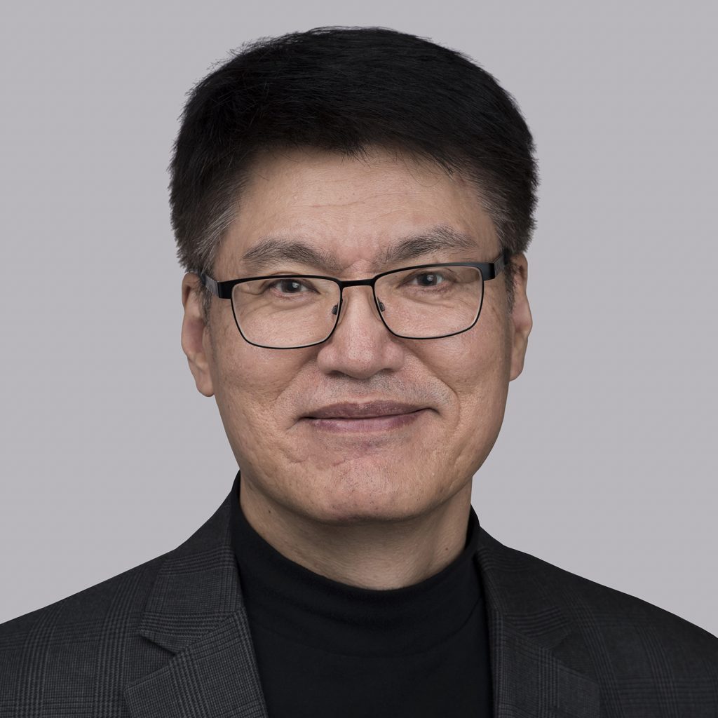 Don Li je na poziciji glavnog finansijskog direktora kompanije Essex Furukawa Magnet Wire, na koju je unapređen nakon što je tokom poslednje dve godine bio na poziciji potpredsednika za finansije i kontrolu u kompaniji Superior Essex. Za kompaniju upravlja procesom finansijske kontrole i izveštavanja, za celokupnu svetsku proizvodnju. Pre kompanije Superior Essex, Li je proveo skoro 15 godina u LG Electronics kao finansijski direktor i potpredsednik za poslove u SAD nakon pozicija finansijskog kontrolora i potpredsednika Centra za zajedničke usluge. Diplomirao je u oblasti računovodstva na Univerzitetu u Južnom Ilinoisu, a masterirao u oblasti poslovne administracije za računovodstvo i finansije na Univerzitetu u Ilinoisu. Li je takođe sertifikovani računovođa u menadžmentu kao i sertifikovan javni računovođa. 